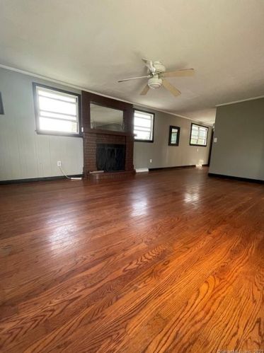 12 Golden Rd, Uncasville, CT 06382-1715