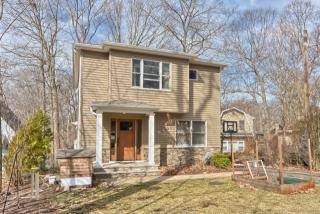 145 Lakeside Blvd, Oakland, NJ 07436-3904