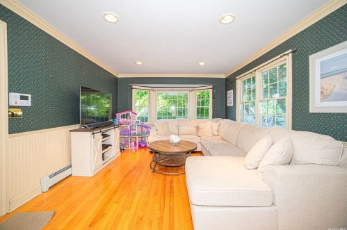 120 Lakeside Dr, Oakdale NY  11769-2250 exterior