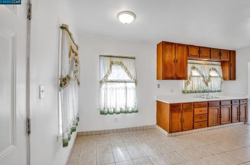 8100 Hillside St, Oakland CA 94603-1921 exterior