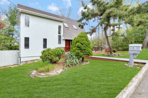 51 Sycamore Rd, San Remo NY  11754-2341 exterior