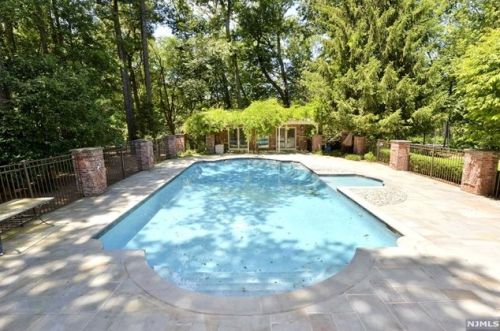 316 Indian Trail Dr, Franklin Lakes, NJ 07417-1049