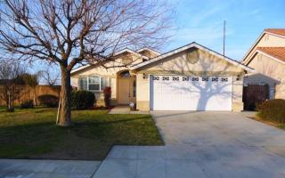 453 Oak St, Parlier, CA 93648-9656