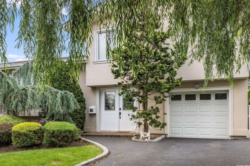 30 Friendly Ln, Muttontown, NY 11753-2340