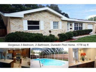 2032 Valley Dr, Dunedin, FL 34698-3657