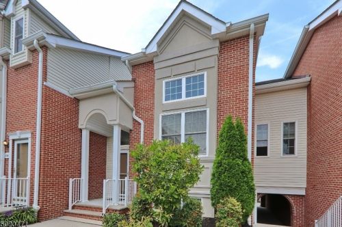 208 Chestnut Ct, Garwood, NJ 07027-1701