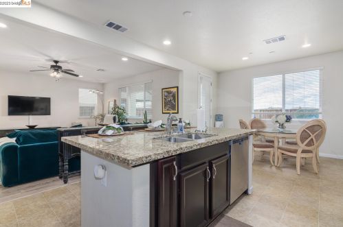 415 Sonnet Ct, Oakley CA  94561-5087 exterior