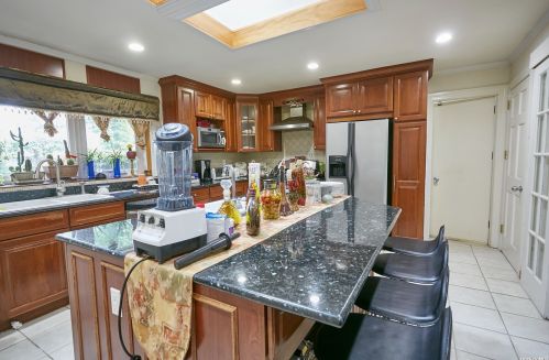 18 Robbins Ln, Great Neck, NY 11020-1211