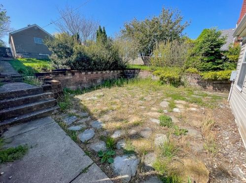 200 Larkspur St, Whitaker PA  15120-2208 exterior