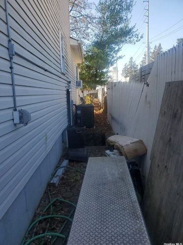 219 Evelyn Ave, Westbury, NY 11590-4218