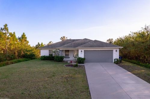 952 Candlelight Dr, Lehigh Acres, FL 33974-9579