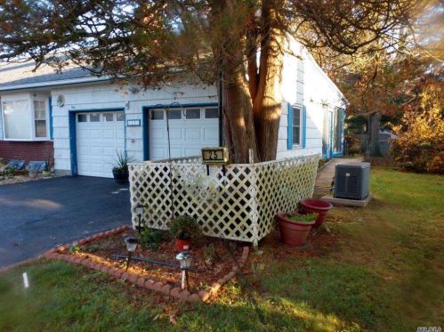 25 Bradish Ln, Bayshore, NY 11706-7718