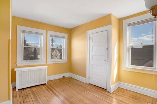 29 Neptune Ave, New Rochelle NY  10805-1401 exterior