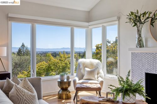 2463 Burlington St, Oakland CA 94602-2515 exterior