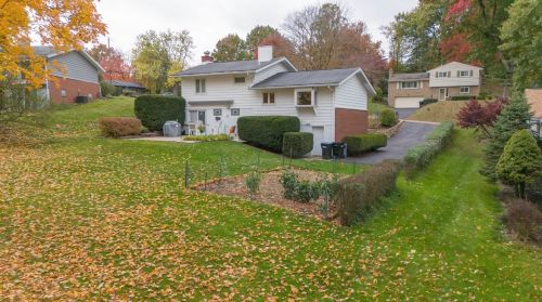 1006 Sandhurst Dr, Moon Twp, PA 15108-2816