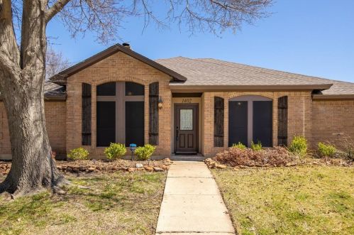 1402 Highland Dr, Midlothian, TX 76063-2982