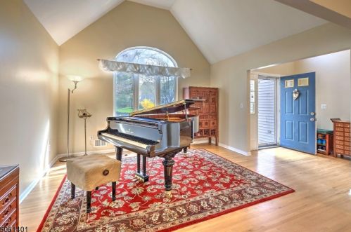 16 Steeple Chase Ct, Bedminster NJ  07921-1638 exterior