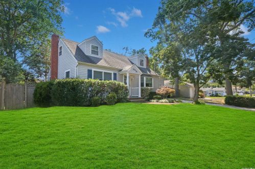 42 Elliot St, Islip Manor, NY 11751-2017
