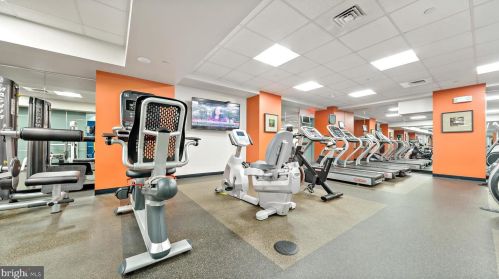 210 Locust St, Philadelphia PA 19106-3945 exterior