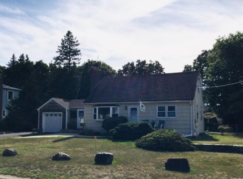 1330 Gardiner Dr, Bayshore, NY 11706-3711