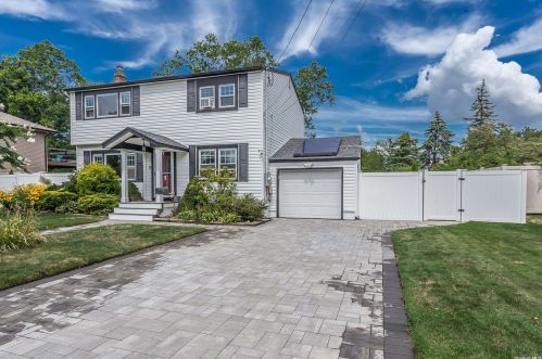 434 12th St, Babylon, NY 11704-3109