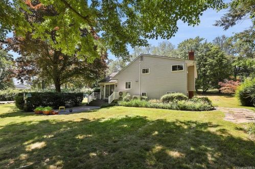 1536 Cross Rd, Mohegan Lake, NY 10547-1012