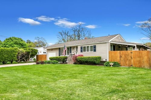 16 Arrow Ct, Central Islip, NY 11722-2601