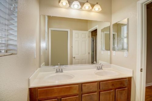 9872 Winkle Cir, Elk Grove CA  95757-6276 exterior