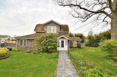 70 Morris St, Amityville, NY 11701-3533