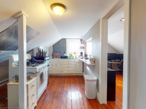 2 Potter St, Middletown RI  02840-3921 exterior