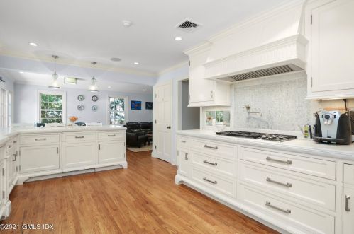 18 Coventry Ln, Riverside CT  06878-1803 exterior