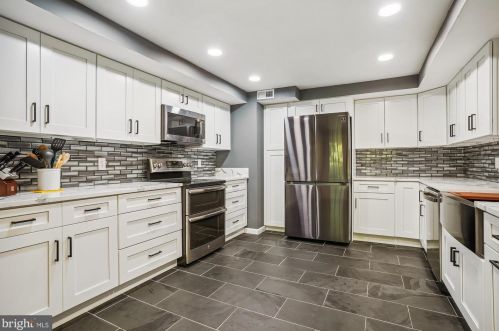 1502 Deer Point Way, Herndon VA  20194-1584 exterior