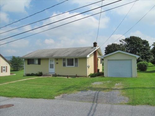 7747 Penn St, Slatington, PA 18080-1022