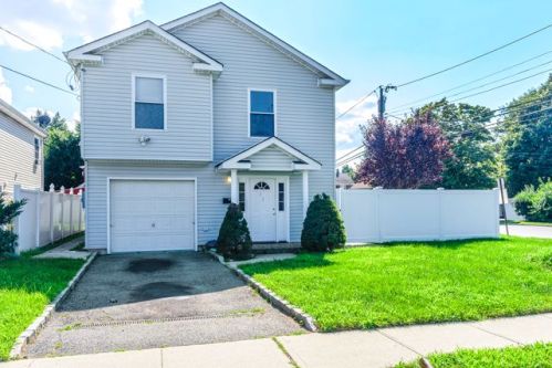 12 6th St, Westbury, NY 11590-2538