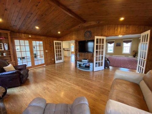 1947 Glen Oaks Ln, Thiensville WI  53092-2903 exterior