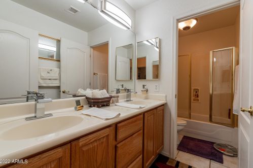 1064 Palomino Crk Dr, Gilbert AZ 85296-3727 exterior