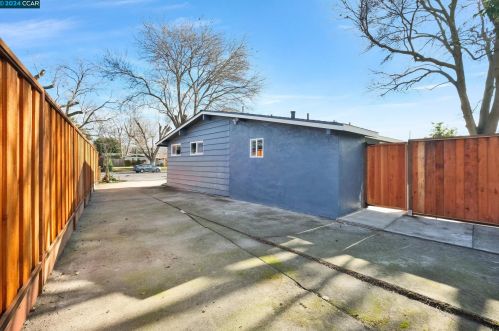3025 Chrisland Ct, Concord CA  94520-1605 exterior