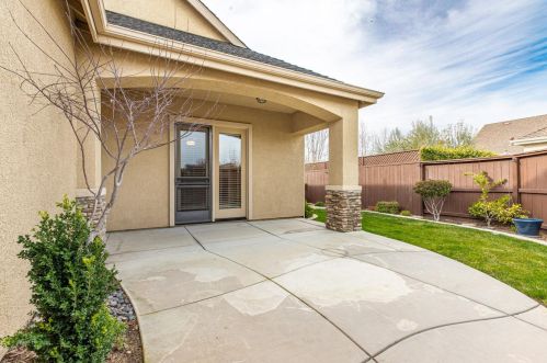 1786 Cornerstone Dr, Ripon CA  95366-9493 exterior