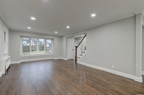 104 Woodoak Dr, Westbury NY  11590-1033 exterior