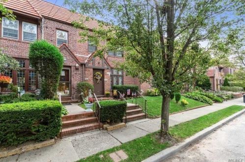 9505 242nd St, Floral Park, NY 11001-3906