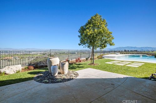 25682 Oak Meadow Dr, Santa Clarita CA  91381-0762 exterior