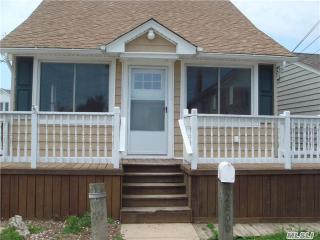2600 Peconic Ave, Seaford, NY 11783-3404