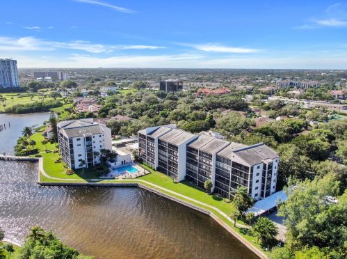 11370 Twelve Oaks Way, West Palm Beach, FL 33408-3285