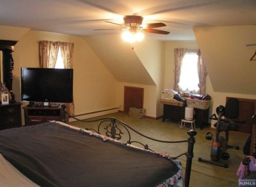 18 Oak St, Oakland NJ  07436-1922 exterior