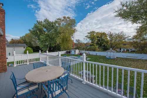 28 Hammond Rd, Elwood NY  11731-4810 exterior