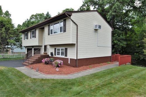 22 Raker Rd, Poughkeepsie, NY 12603-5632