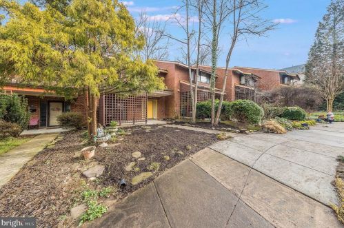 1667 Bachan Ct, Herndon VA  20190-4406 exterior