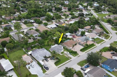 5465 Hardee St, Naples, FL 34113-7810