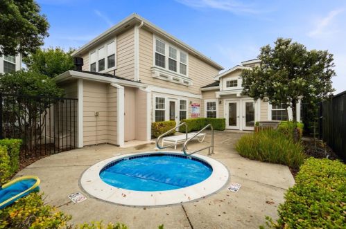 23 Outlook Cir, Pacifica CA  94044-2146 exterior