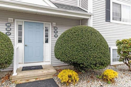 310 Boston Post Rd, Waterford CT  06385-1958 exterior